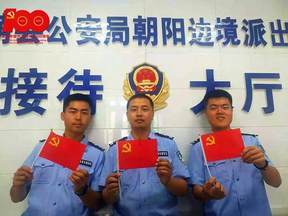 络石寒梢乱，欹岩碧干斜